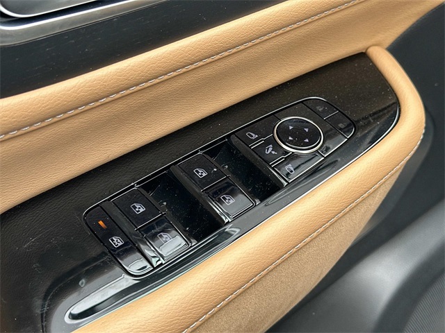 Vehicle image 16 of 18