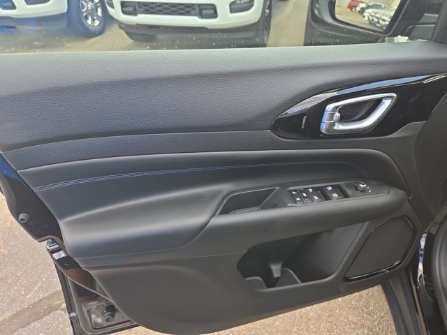 Vehicle image 10 of 12