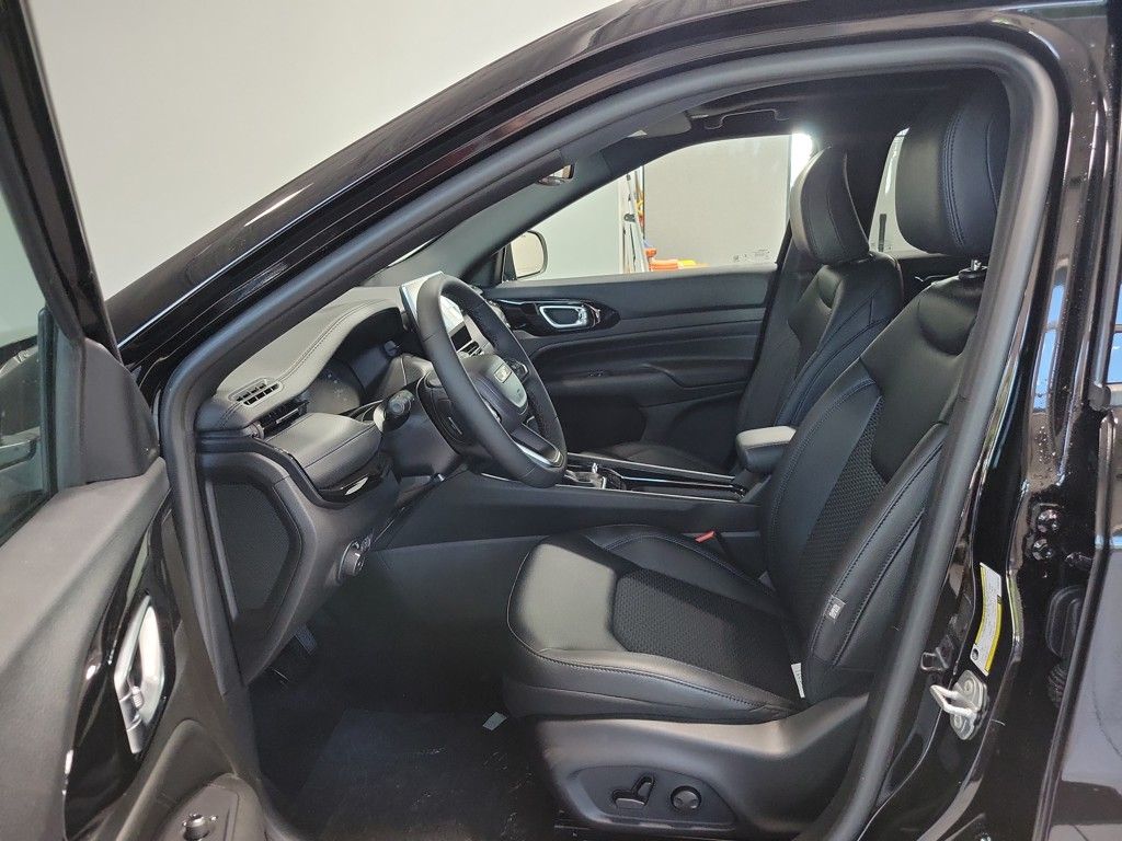 2025 Jeep Compass Latitude Image 14 of 32