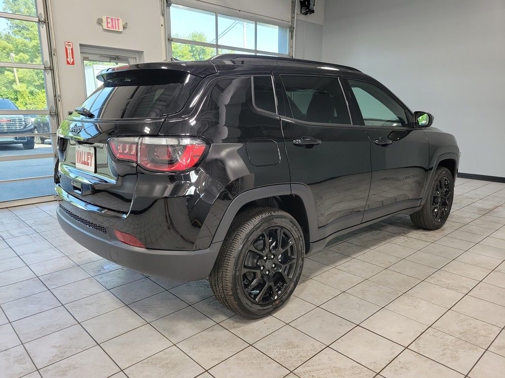2025 Jeep Compass Latitude Image 4 of 32