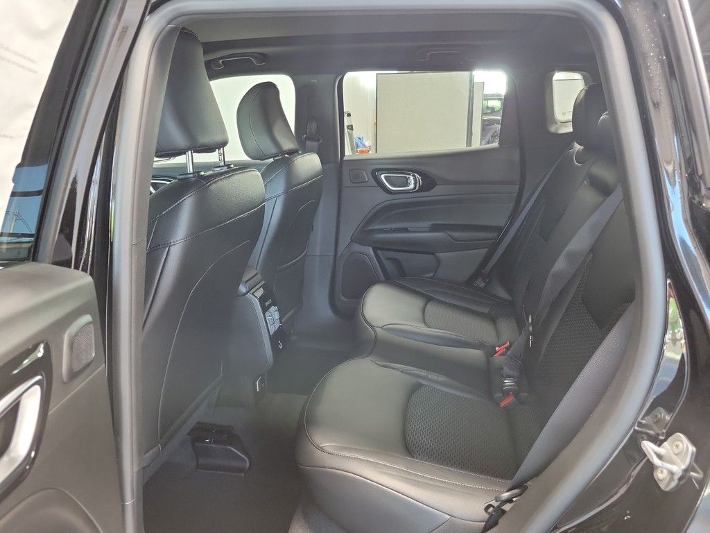 2025 Jeep Compass Latitude Image 13 of 32