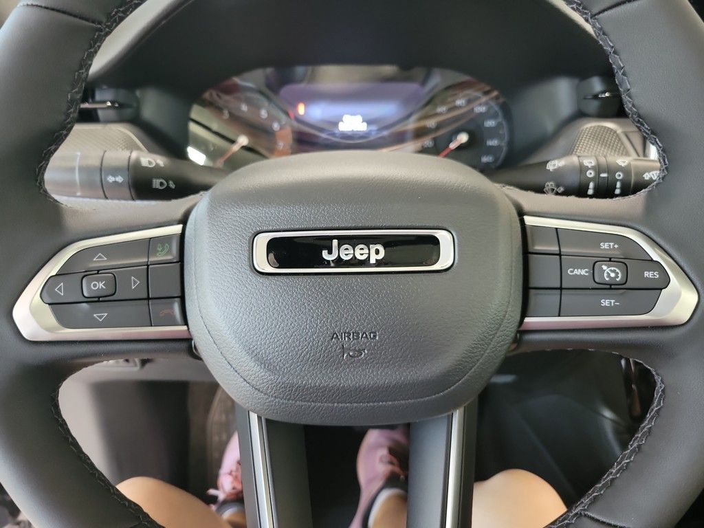 2025 Jeep Compass Latitude Image 16 of 32