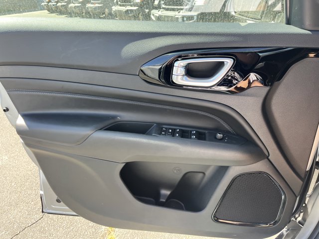 Vehicle image 8 of 12