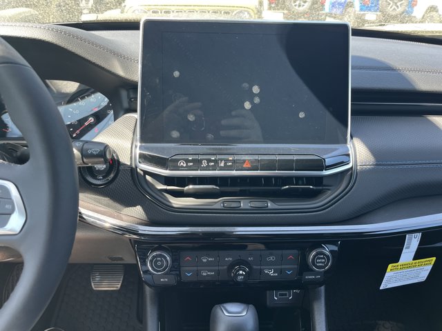 Vehicle image 10 of 12
