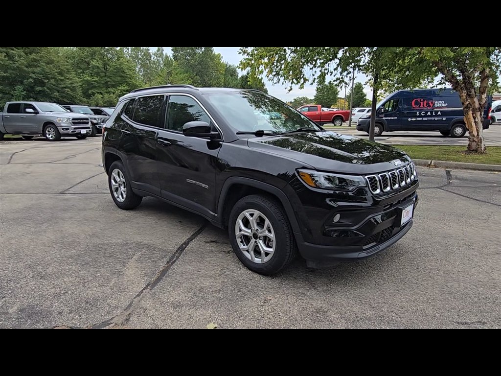 2025 Jeep Compass Latitude Image 3 of 28