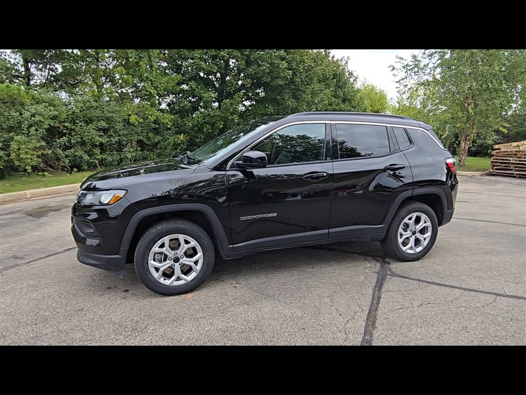 2025 Jeep Compass Latitude Image 2 of 28
