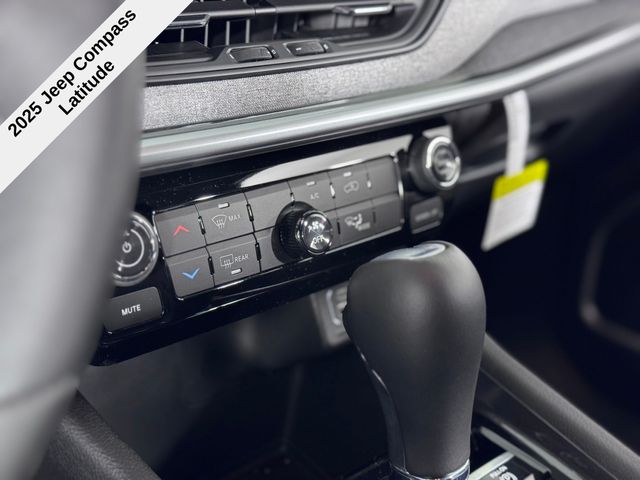 Vehicle image 32 of 40