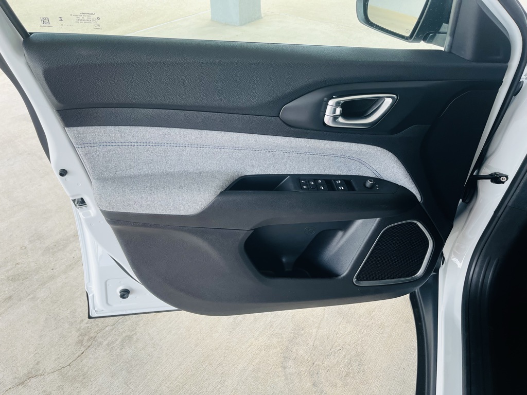 Vehicle image 27 of 44