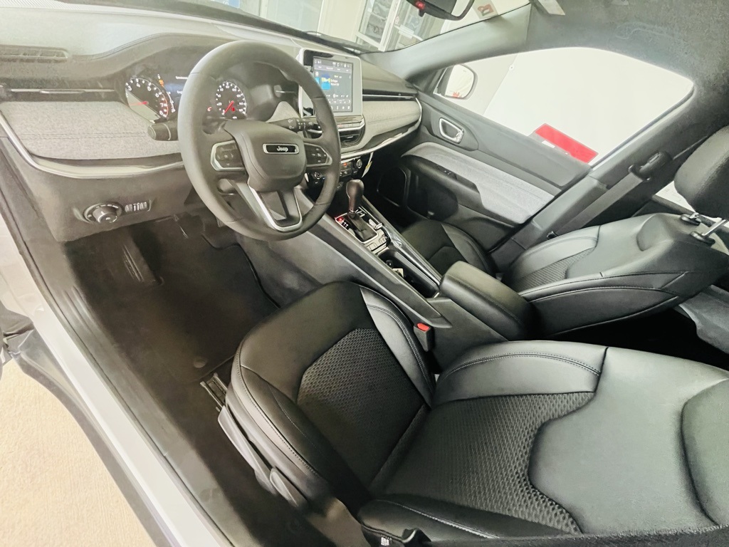 Vehicle image 25 of 44
