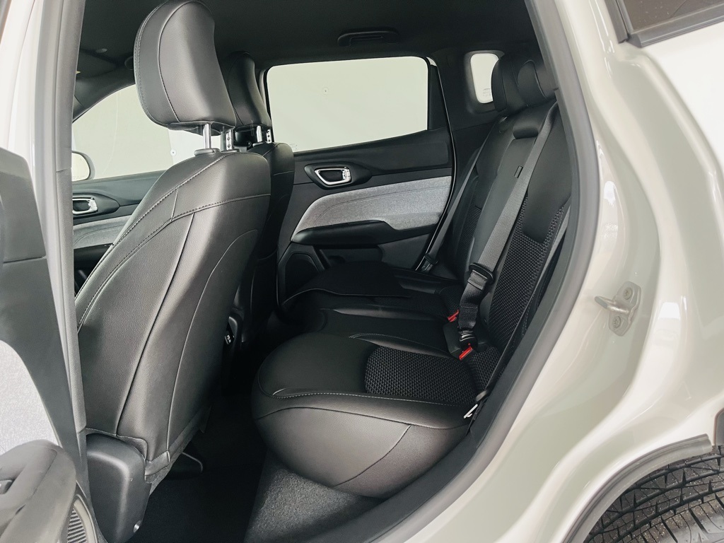 Vehicle image 29 of 44