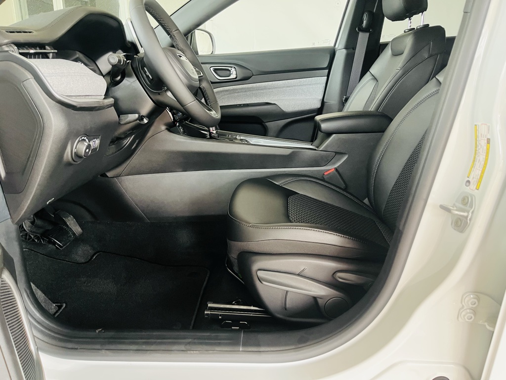 Vehicle image 26 of 44
