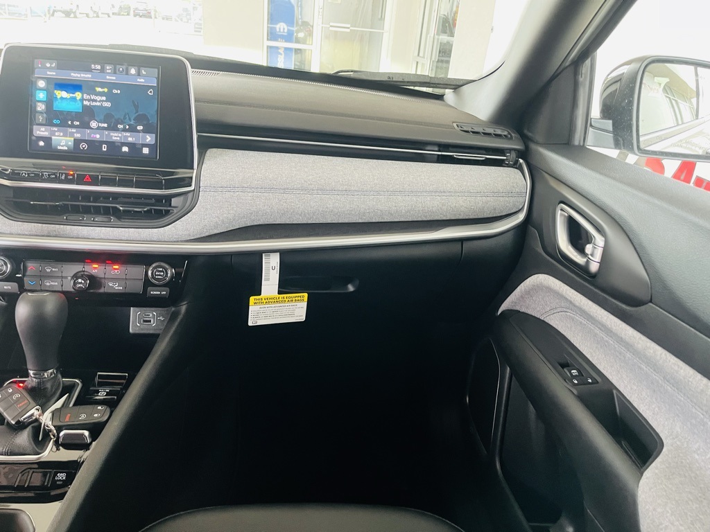 Vehicle image 31 of 44