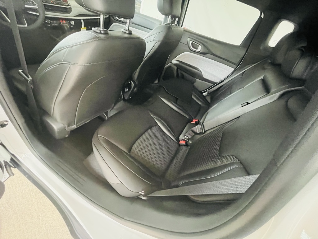 Vehicle image 28 of 44