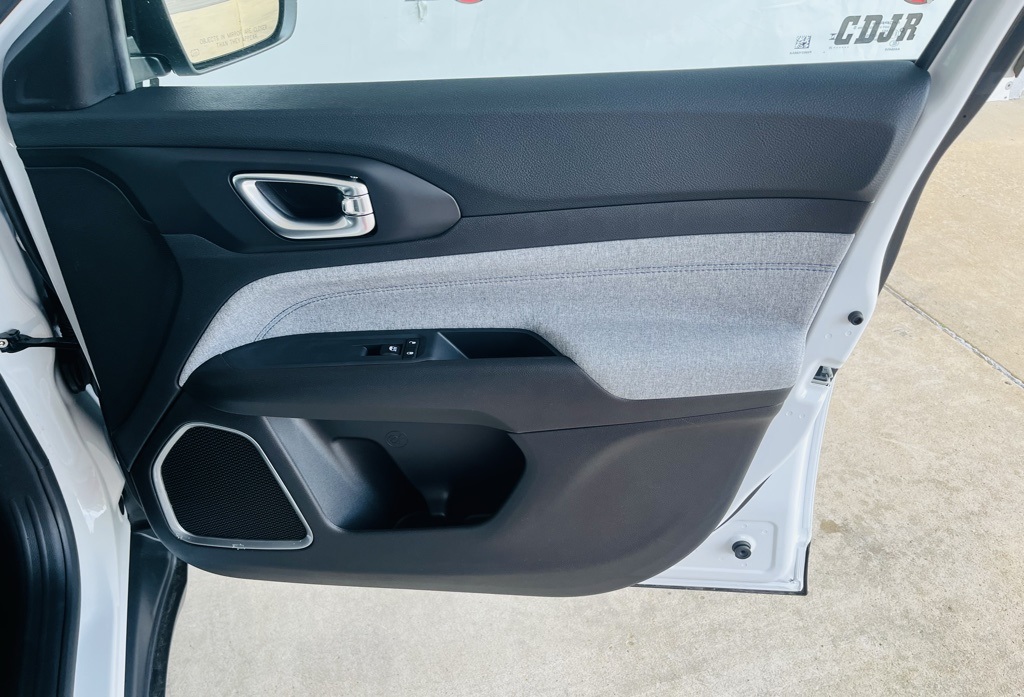 Vehicle image 34 of 44