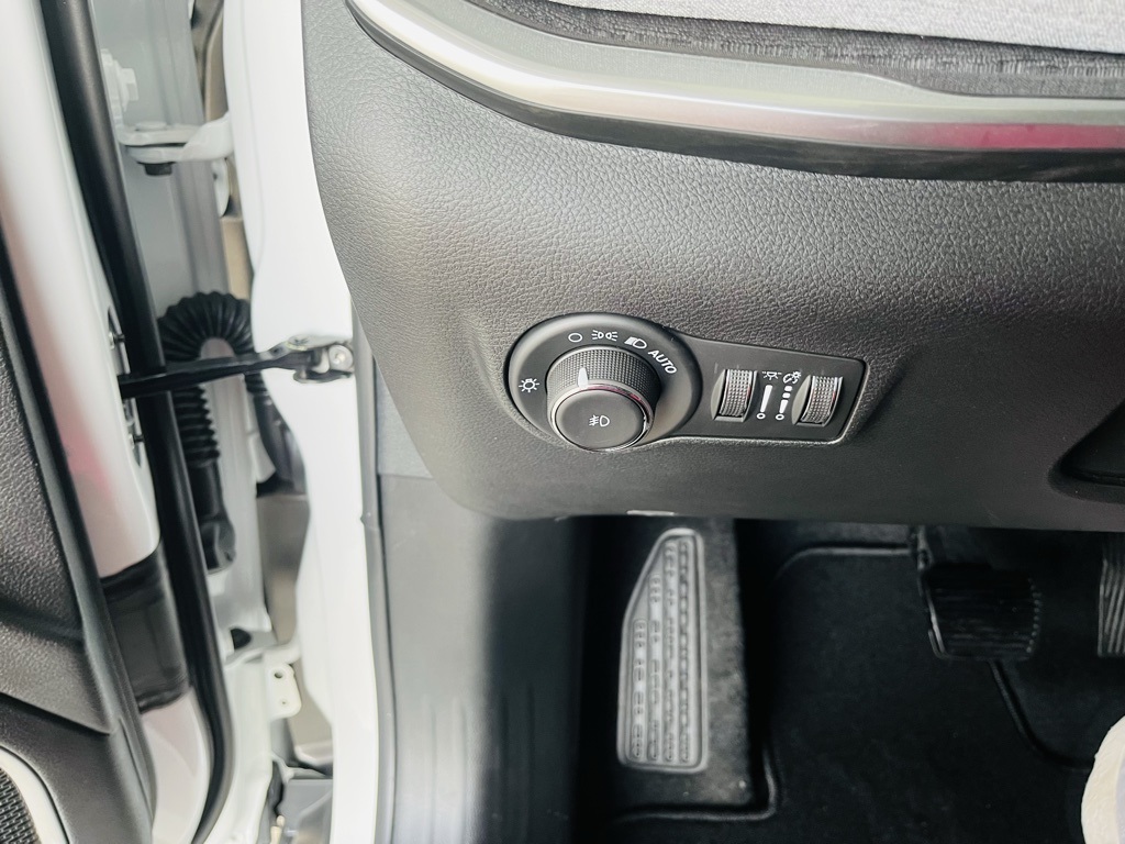 Vehicle image 21 of 44