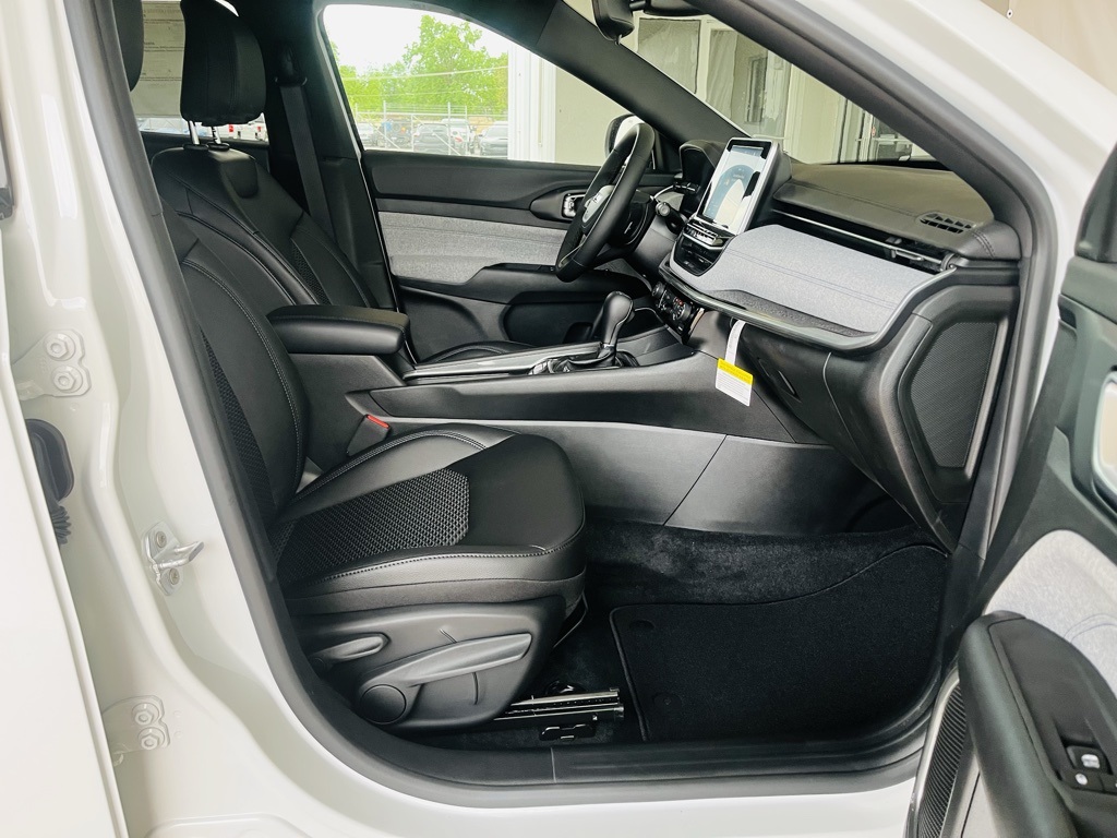 Vehicle image 33 of 44