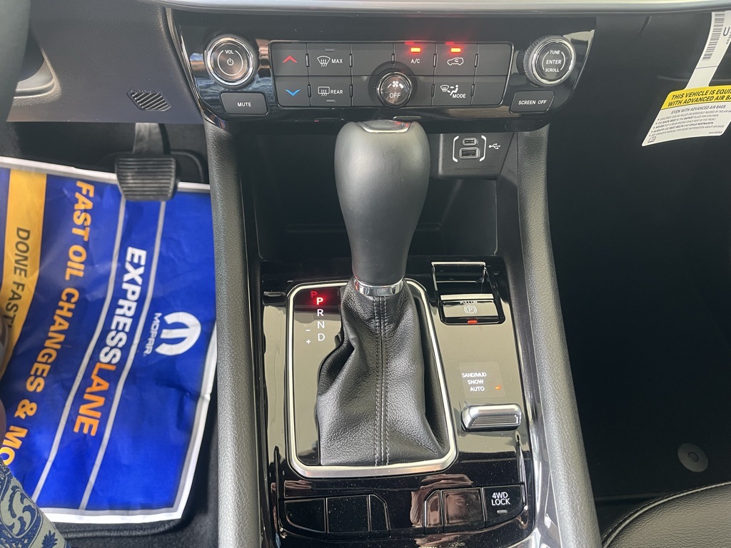 Vehicle image 25 of 40
