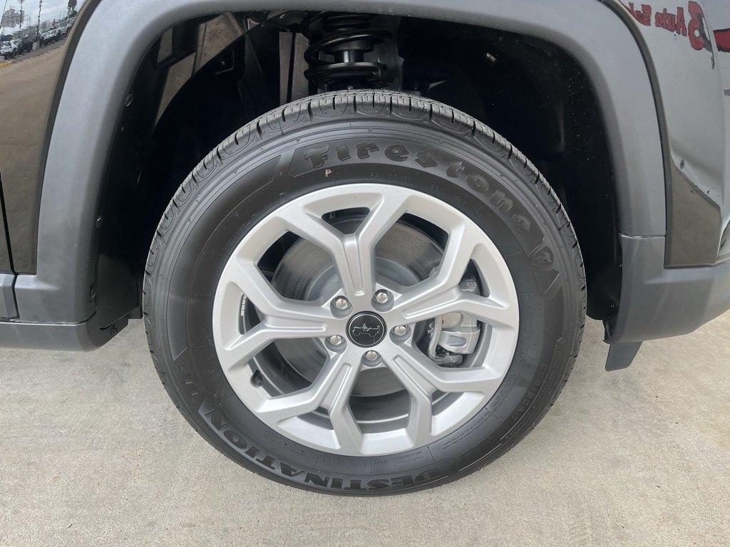 Vehicle image 37 of 40
