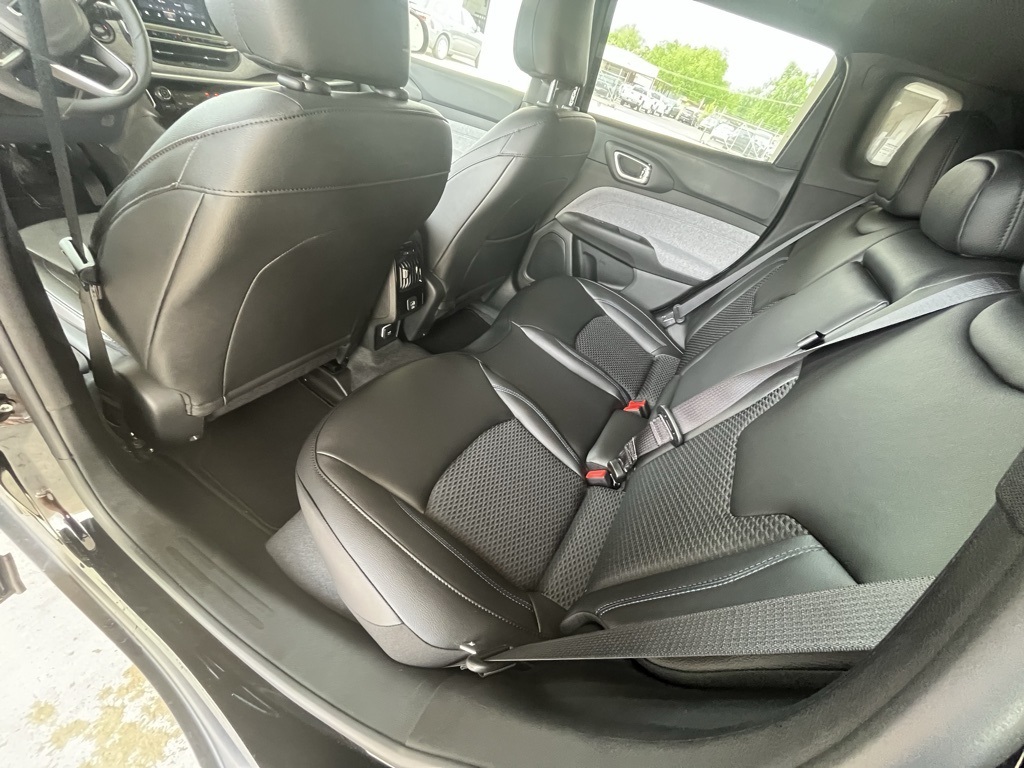 Vehicle image 19 of 40