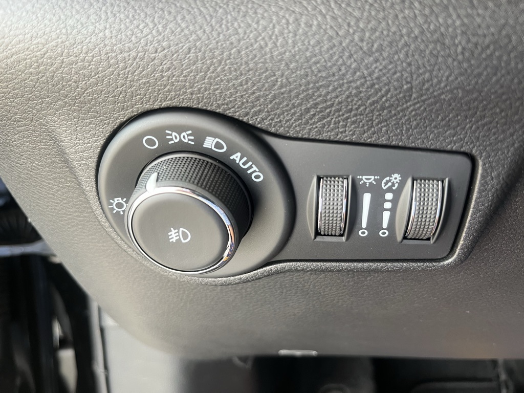 Vehicle image 17 of 40