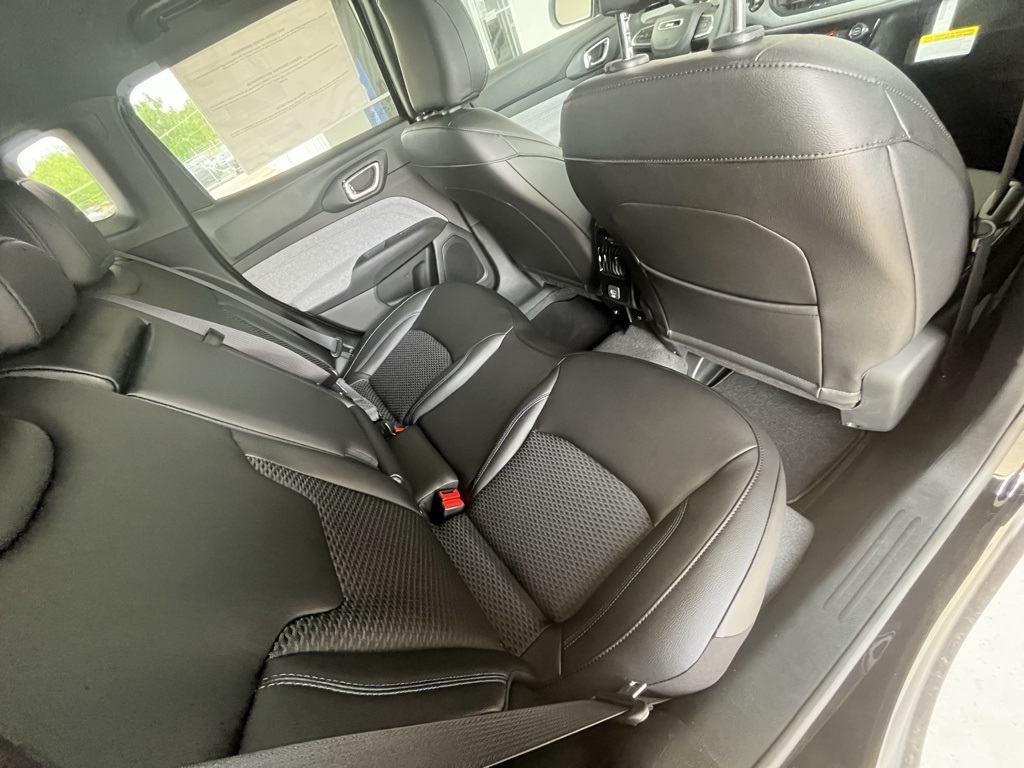 Vehicle image 33 of 40