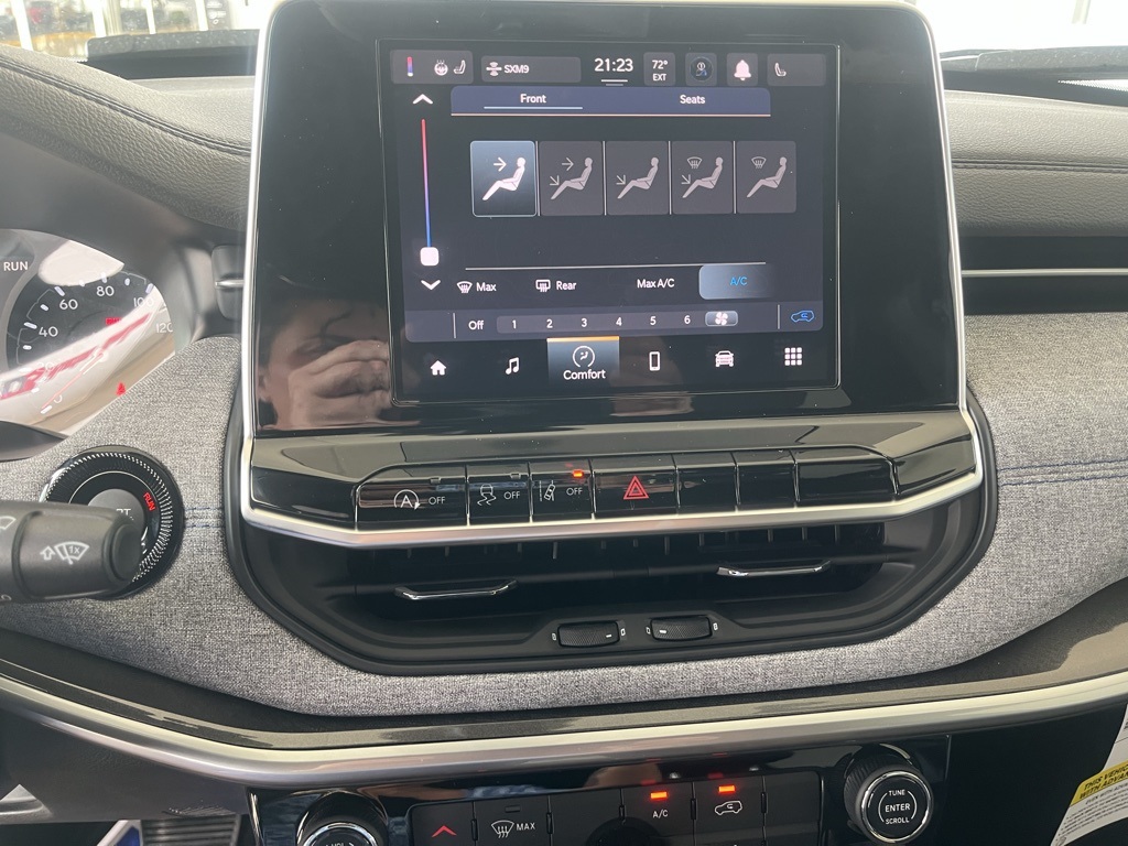 Vehicle image 24 of 40
