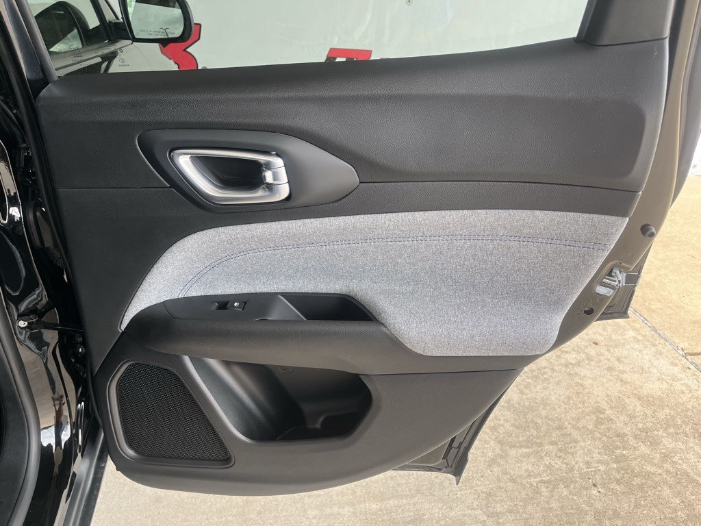 Vehicle image 35 of 40