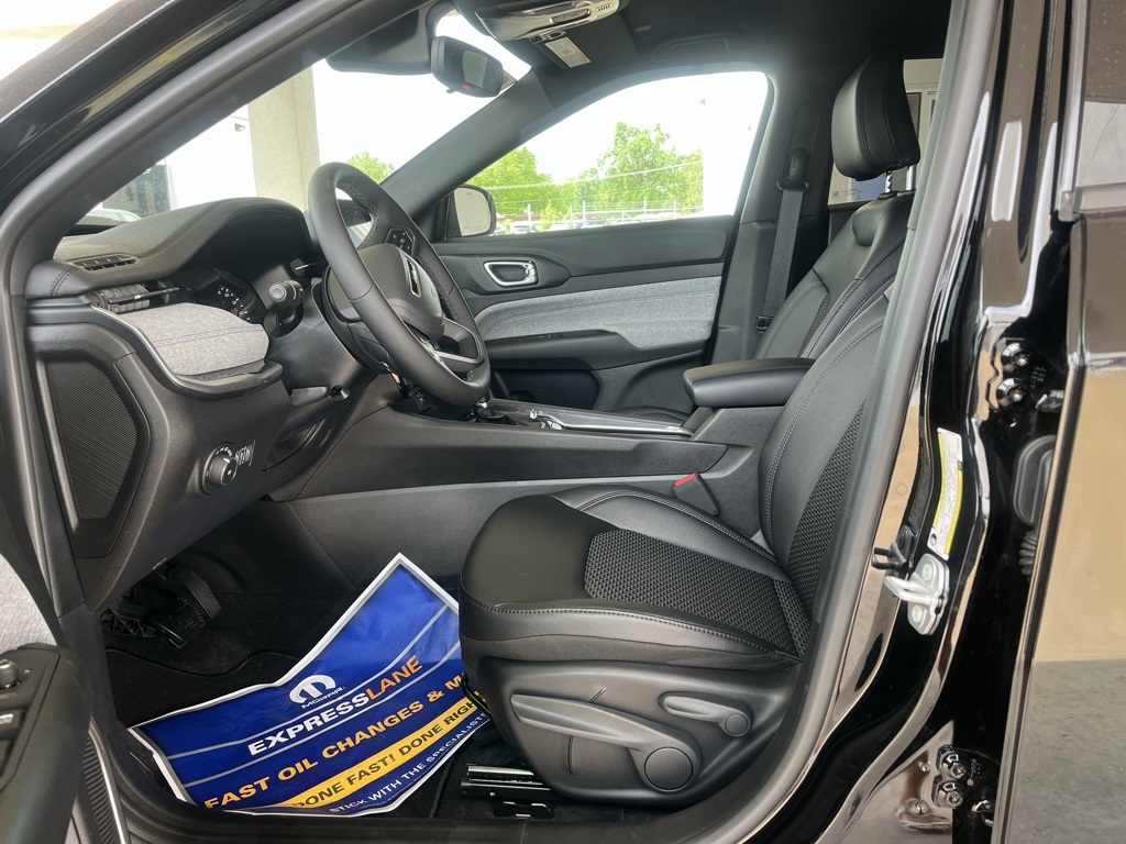 Vehicle image 15 of 40