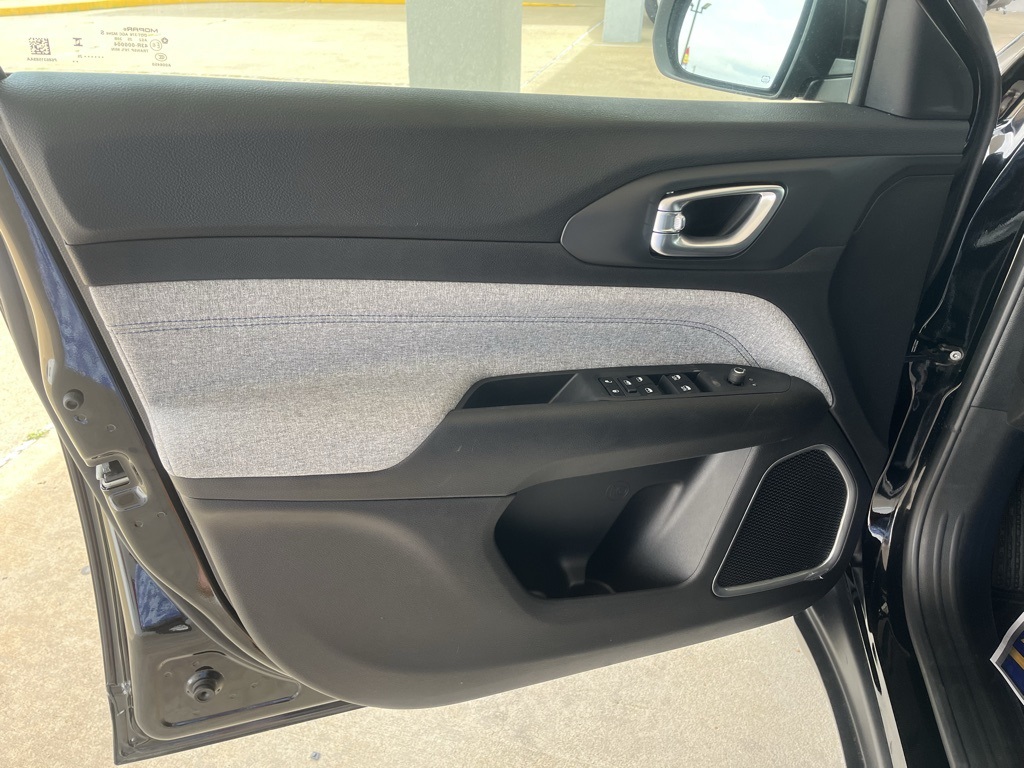 Vehicle image 16 of 40