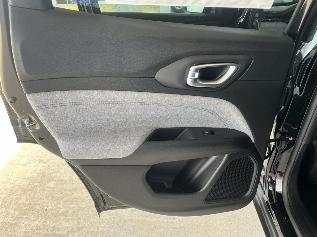 Vehicle image 21 of 40