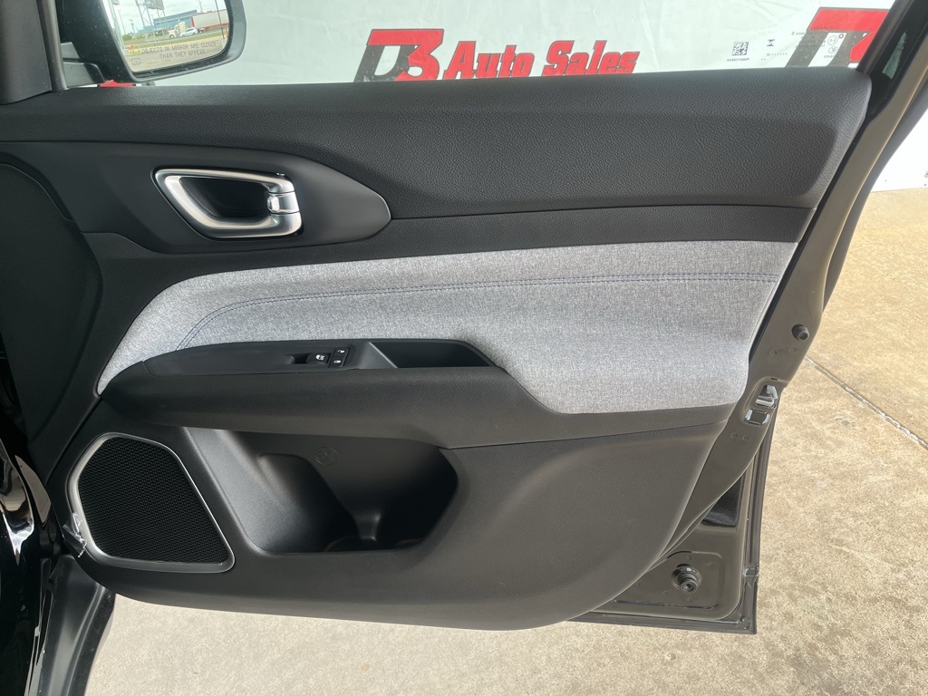 Vehicle image 32 of 40