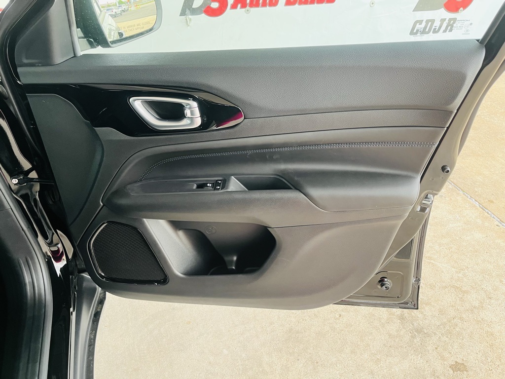 Vehicle image 32 of 40