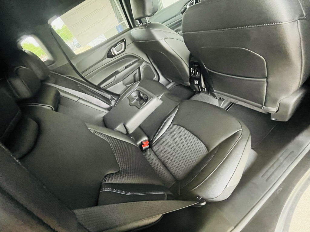 Vehicle image 33 of 40