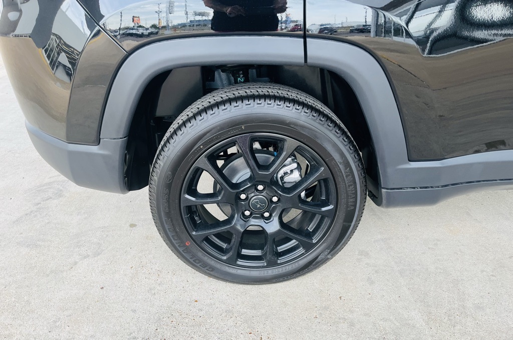 Vehicle image 38 of 40