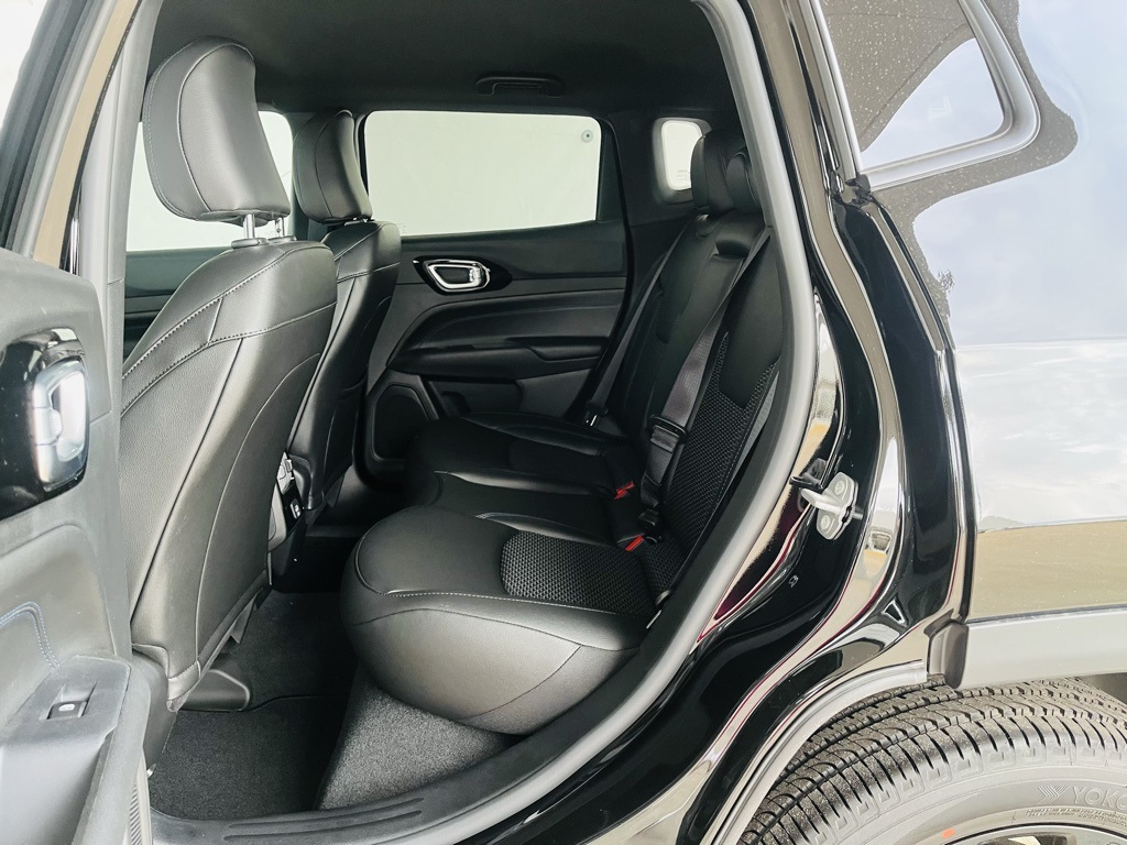 Vehicle image 25 of 40