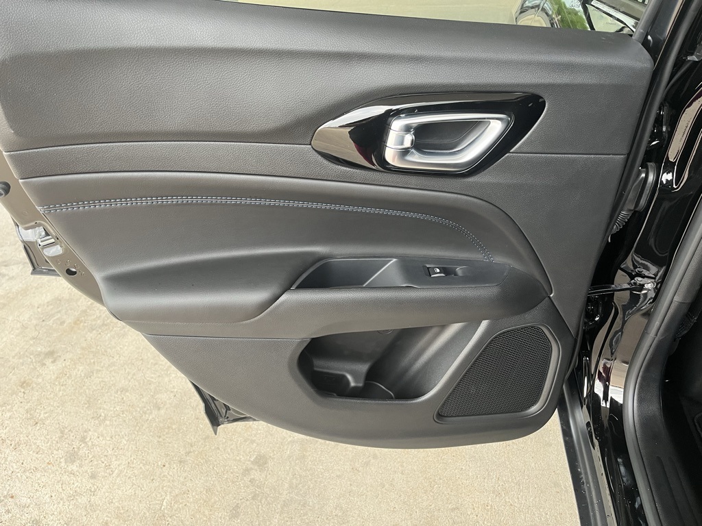 Vehicle image 26 of 40