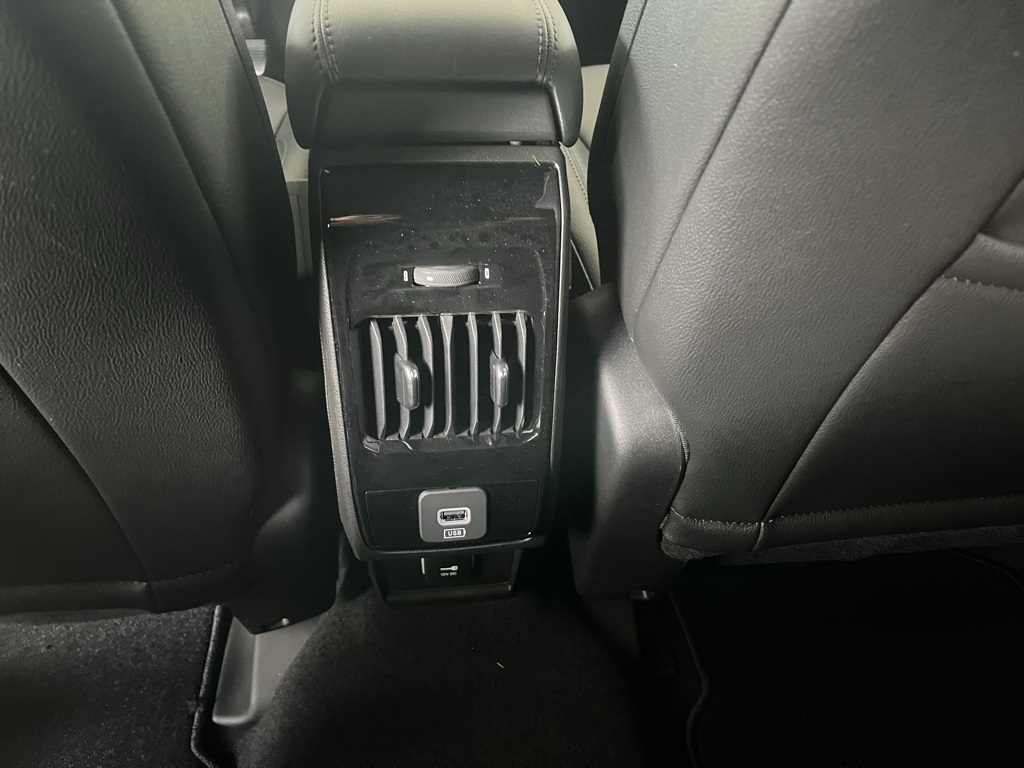 Vehicle image 27 of 40