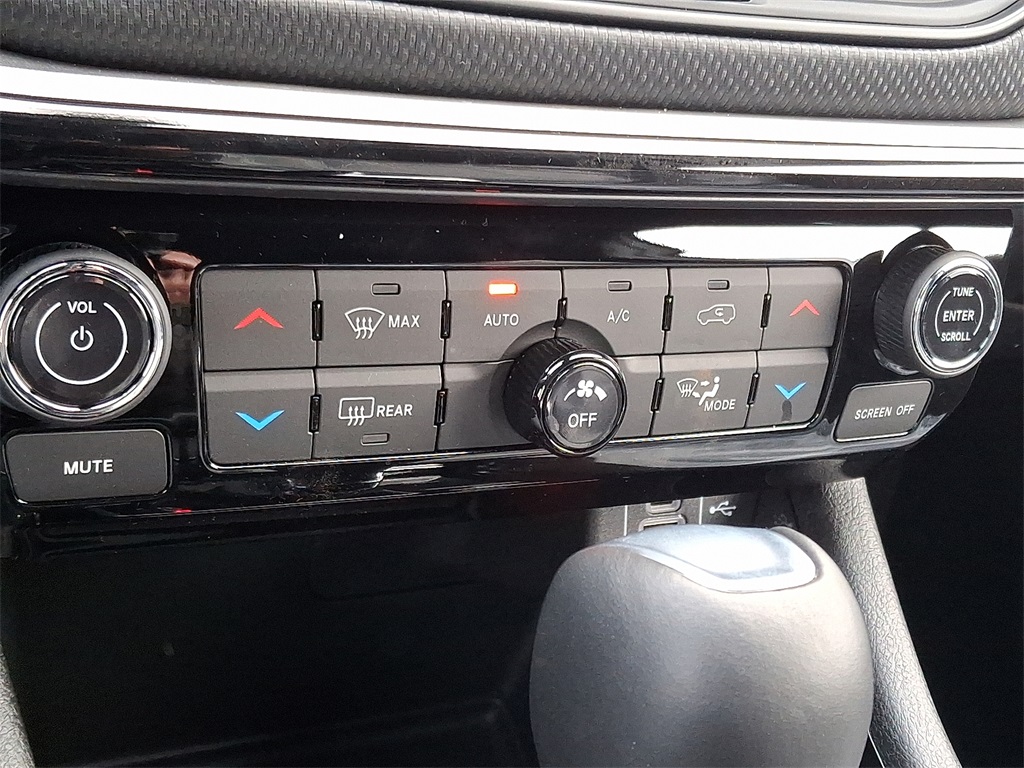 Vehicle image 11 of 21
