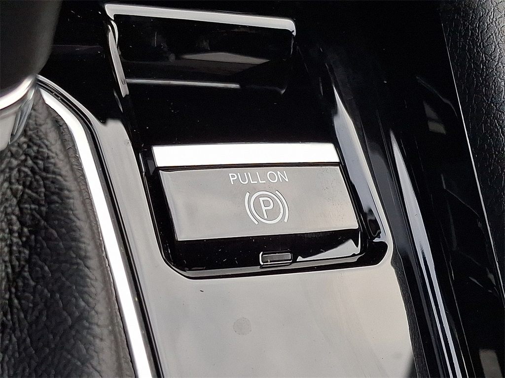 Vehicle image 18 of 21