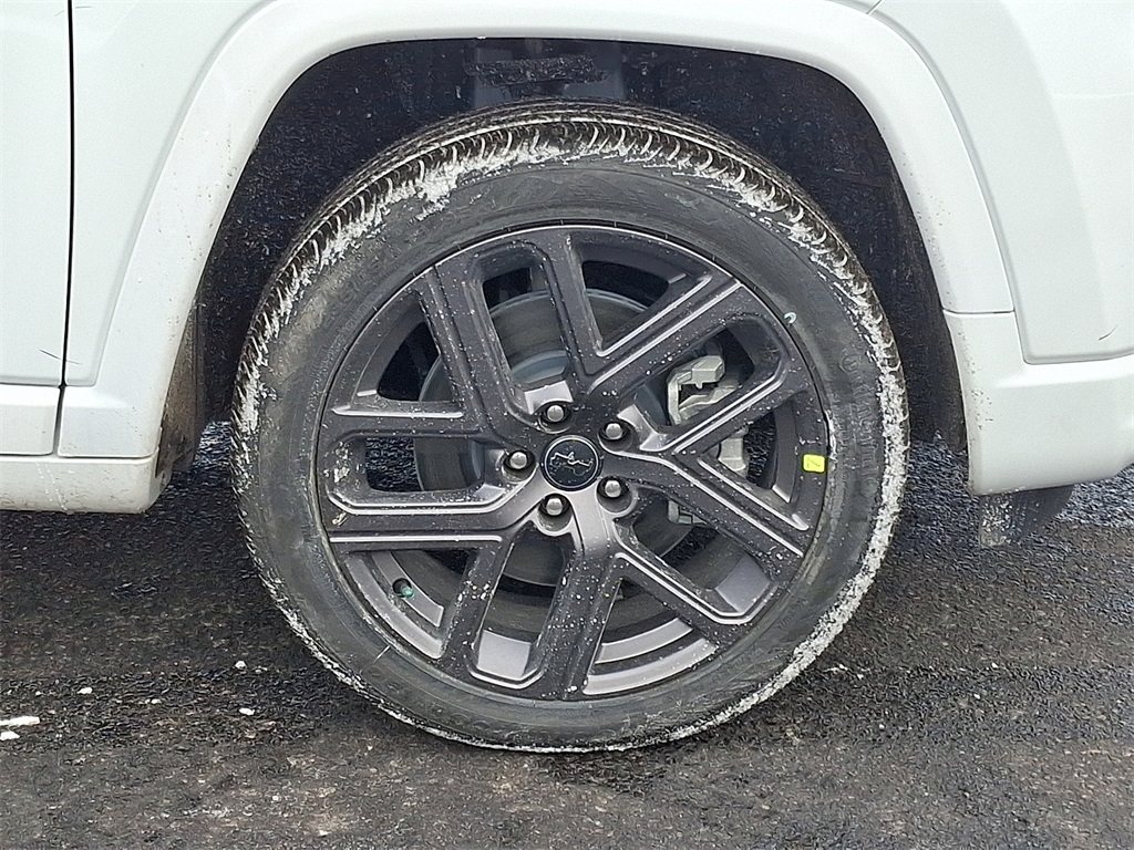 Vehicle image 8 of 21