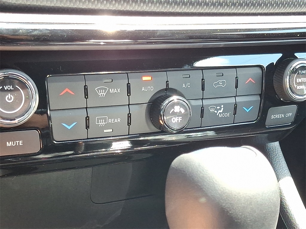 Vehicle image 14 of 21