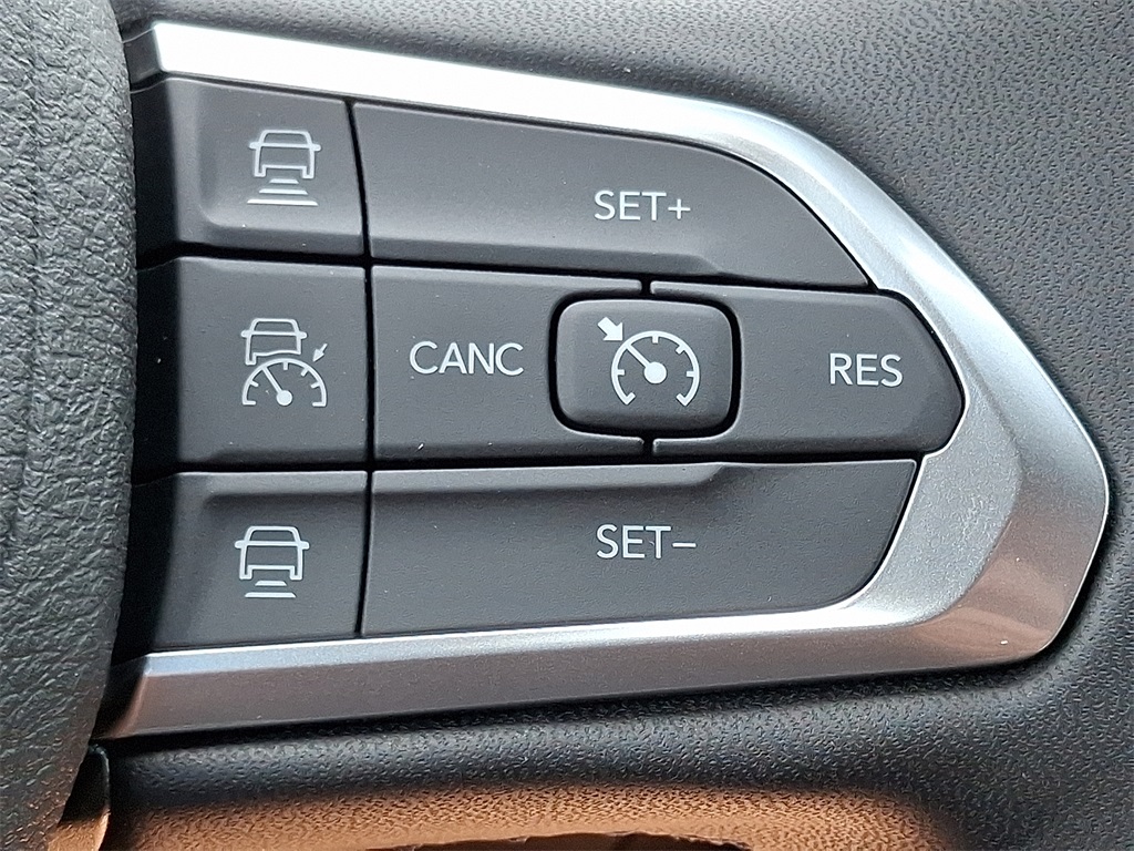 Vehicle image 15 of 21