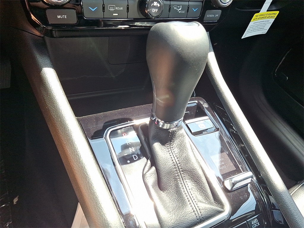 Vehicle image 13 of 21