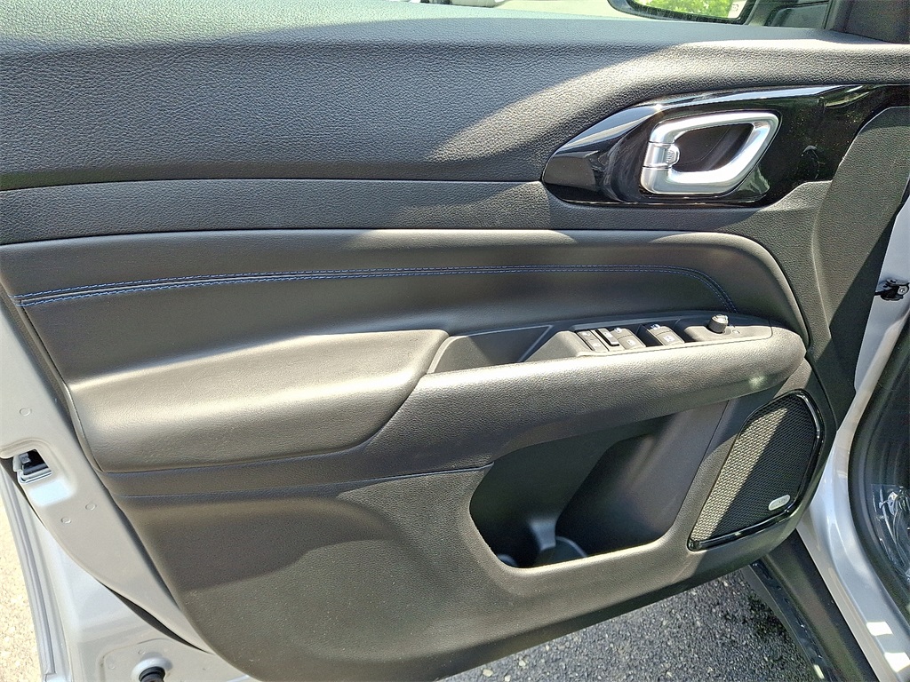 Vehicle image 14 of 21