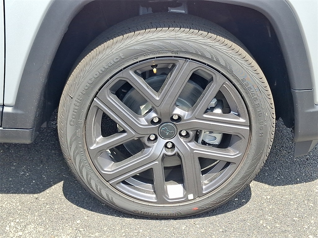 Vehicle image 8 of 21