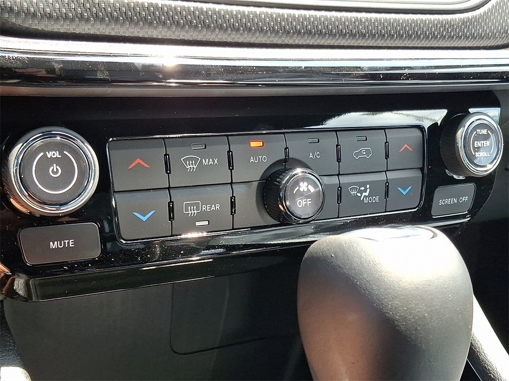 Vehicle image 16 of 21