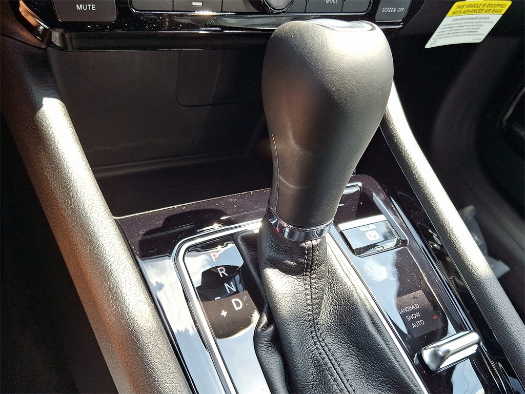 Vehicle image 13 of 21
