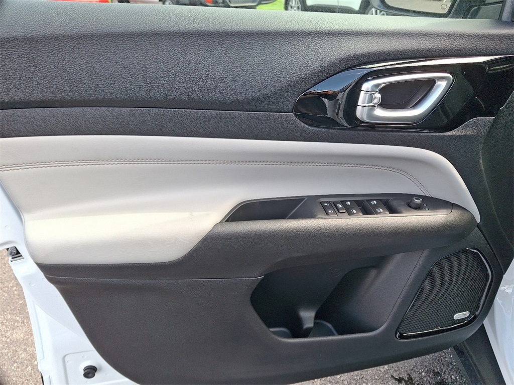 Vehicle image 10 of 21