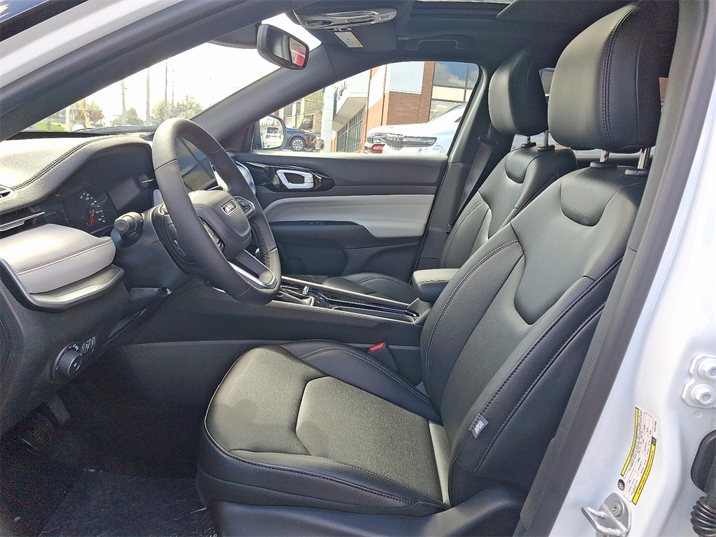 Vehicle image 11 of 21