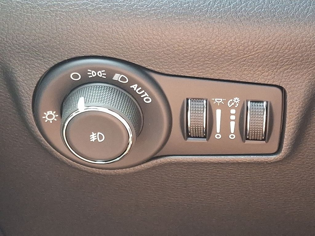 Vehicle image 15 of 21